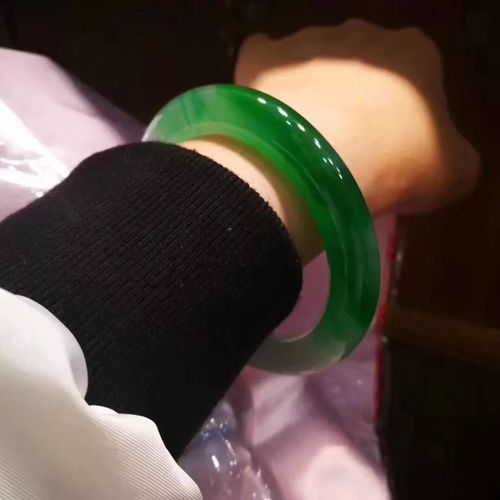 啥冬天不适合佩戴翡翠不你错了翡翠在冬天才更养人