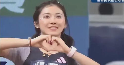 露臀浓妆吴艳妮跑倒数第一,化妆穿着惹争议,网友就这我也行