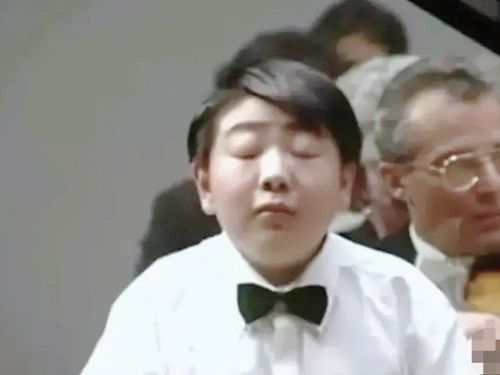 郎朗13岁弹钢琴旧照被疯传,有谁注意他入神的表情,逗笑我了