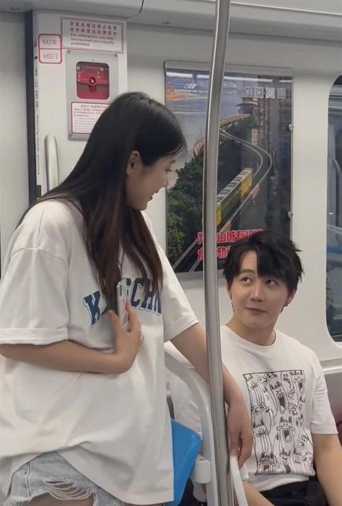 地铁上女孩感觉被偷瞄,掏出手机打算加好友,结果只是个误会