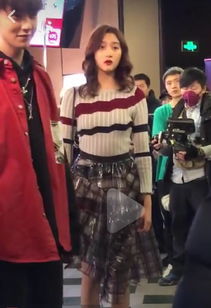 组图关晓彤新作路透曝光短裙秀纤细长腿表情呆萌撞脸蜡像