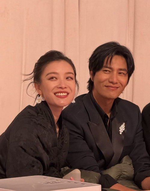 倪妮出席活动冻到表情失控,本就感冒的她直言要缓一下,团队被骂