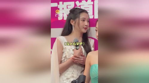 关晓彤差点摔跤时的小表情关晓彤映入眼帘的全是腿啊最后群访时还差点摔跤,小表情不要太可爱...