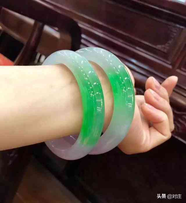 绿色翡翠手镯的寓意和价值,女性佩戴合适吗