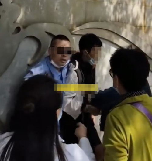 北京小伙殴打公交司机,大妈拦阻司机掩护小伙逃走他还是个孩子