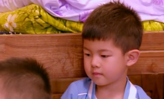 安吉三步一回头确认爸爸来没来表情悲伤,沙溢果然不靠谱