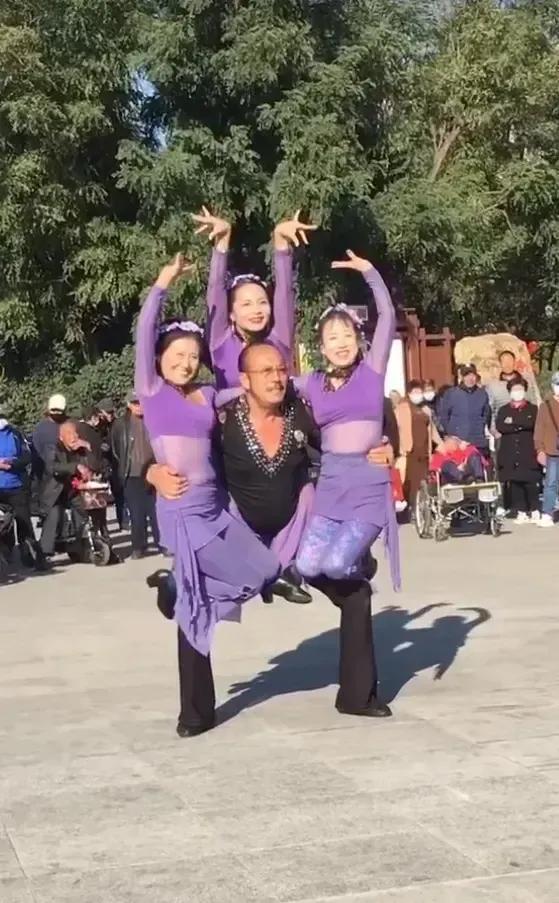 身份曝光打人大妈是东北人,看完这组照片终于找到迷之自信原因
