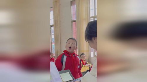 男孩唱歌句句不在调上,表情却十分到位,老师边弹琴边乐