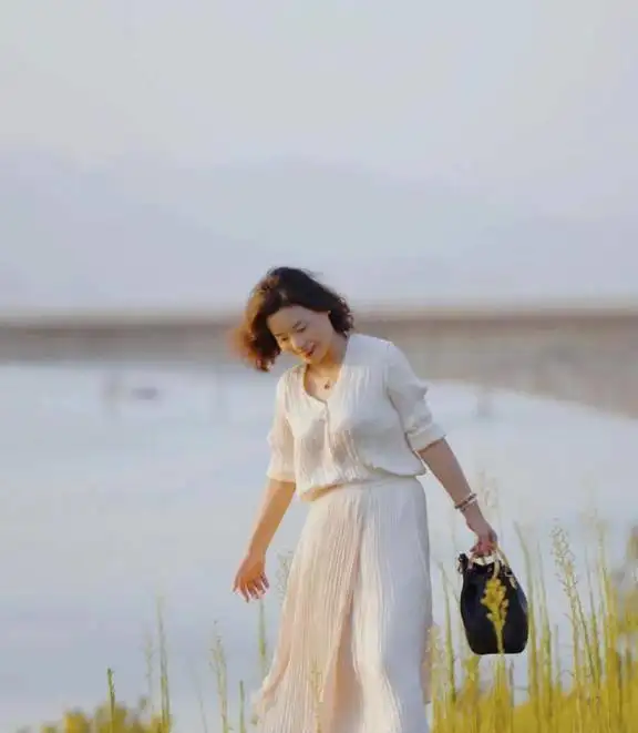 中年女人穿错衣服很土,跟着秦岚学穿搭,减龄时尚有气质