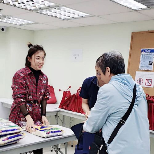 女首富甘比春节前再做慈善,身上无一件首饰,眼睛嘴巴都笑成月牙
