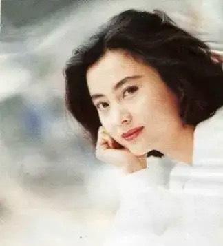 她凭借天竺少女火遍大江南北也从歌舞演员转型家喻户晓的明星