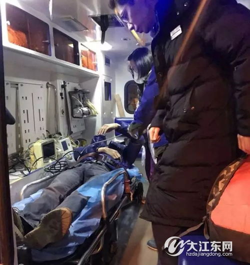 一40多岁男子醉倒在下沙地铁口,身上一张中华民国身份证暴露了...