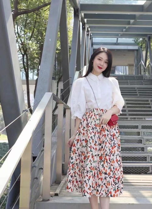 40岁女人的夏日穿搭,还是衬衫半裙穿更得体,成熟优雅又显气质