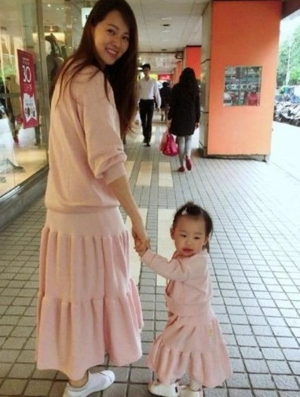 伊能静带女儿看演出被偶遇,52岁真实素颜曝光,只能说秦昊好福气