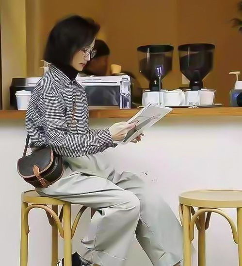 女人50岁以后,夏天少穿运动鞋,学三木妈妈这样穿,减龄显气质