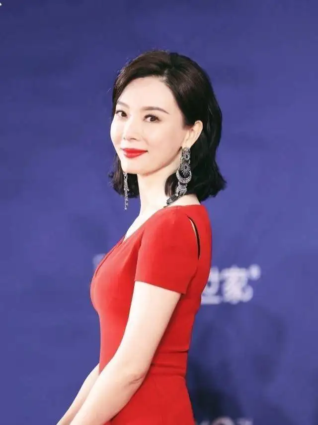 中年女人穿拖地裙有多好看陈数美得惊艳了时光,太抢眼
