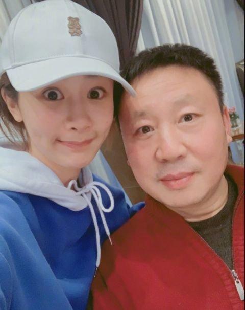 老爸过生日,杨紫晒照庆祝,却把自己从头到脚夸了个遍