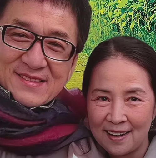 70岁成龙为爱妻庆生,穿情侣装也难掩老态龙钟真的老了