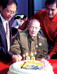 100岁老人的头像图片大全红旗