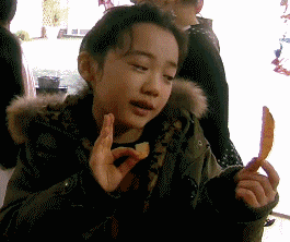 求妹子的心理面积,居然被那么多人扶着,看起来很舒服的样子