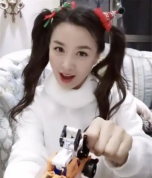 酒窝美女张庭的近照曝光,网友谁能看得出她已经50岁了