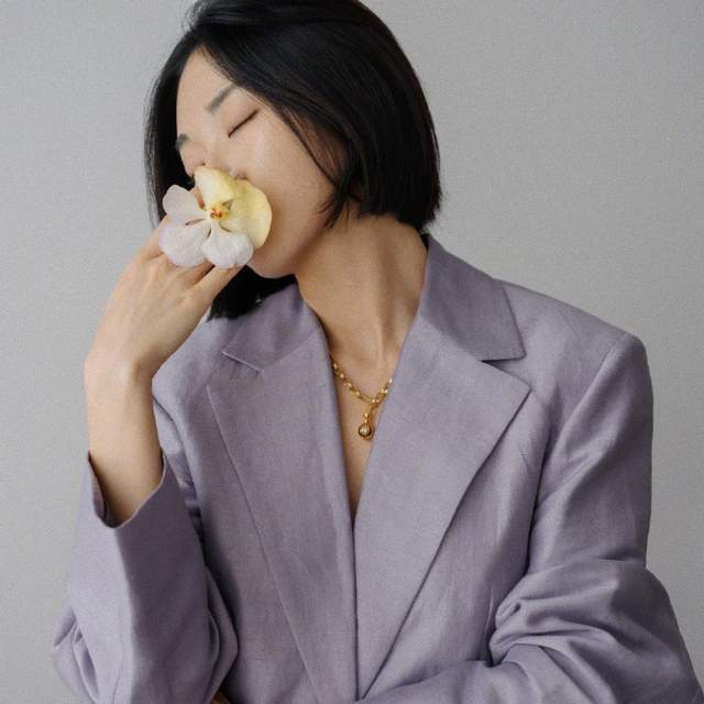 40女人穿衣有技巧,这4款气质色不能错过,衬肤色显气质