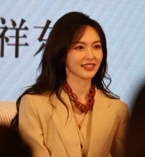 85花最新生图杨幂干瘦憔悴,赵丽颖显露初老,40岁唐嫣状态太强