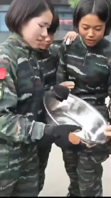 女特警徒手撕脸盆,这是高手战友表情亮了