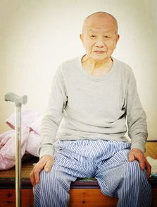 村里一百岁老人,比五六十岁的人还健康,这长寿秘诀却让医生气吐血