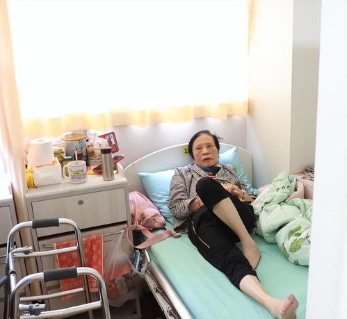 86岁港星孤苦伶仃,住养老院未满月已瘦成皮包骨,想回家却回不去