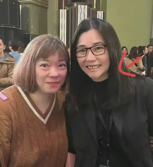蒙嘉慧近照变化大头发花白像大妈,一口黄牙被质疑抽烟太猛
