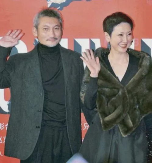 刘嘉玲喝多了,抱着徐克就吻了上去,施南生站在旁边一脸笑意