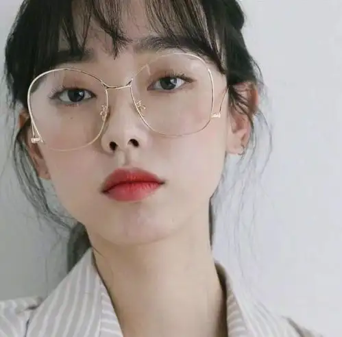 三十多岁女人头像招财好运面相