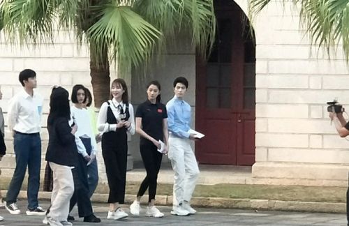 关晓彤被质疑长腿不如林允她俩颜值如此上镜,你一眼被谁吸引