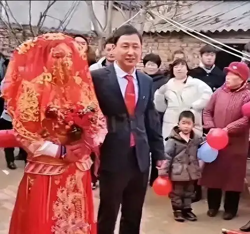 回顾40岁男子头婚娶初恋,初恋带5个孩子出嫁,男子却乐在其中