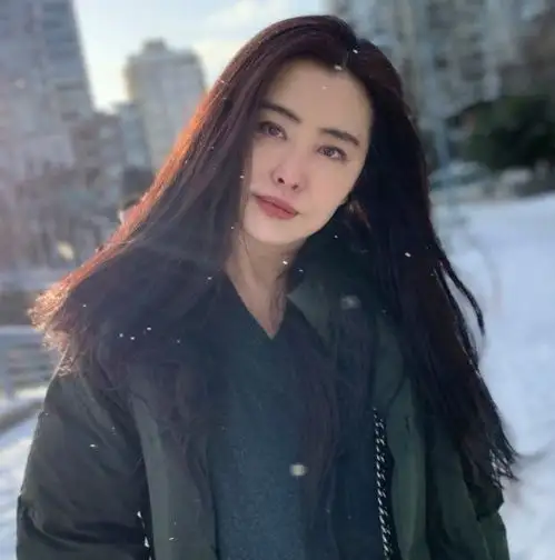 偶遇54岁的王祖贤,精致脸蛋难掩光环,岁月从来不辜负美女