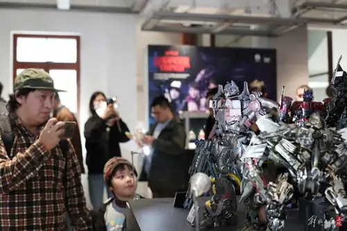 潮巨匠艺术玩具展蒙奇奇加啡猫变形金刚潮玩大咖搬来了马戏团