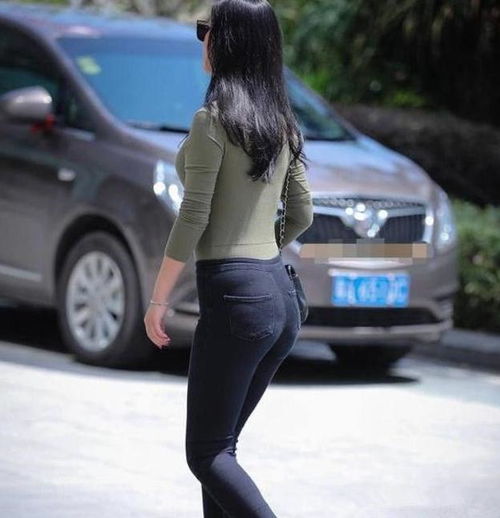 街拍个性张扬的打底裤美女,尽显婀娜多姿的美态