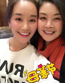 蓝盈莹妈妈气质太好,50岁身材美貌不输20岁