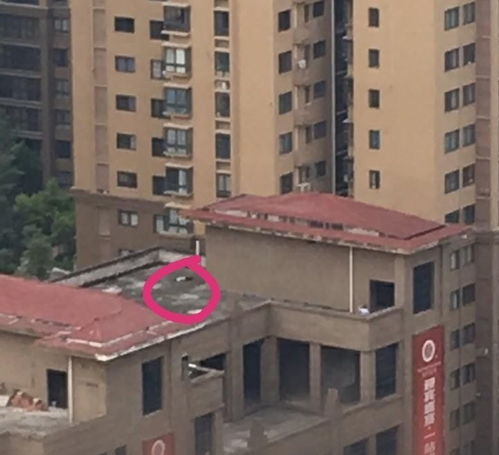 突发达州某小区楼顶一男子躺在地上,满头是血