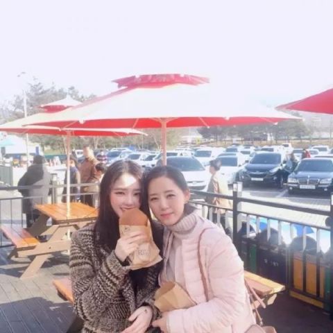 20岁网红传与妈妈的合照,看到妈妈样子大家都觉得爸爸太幸福了