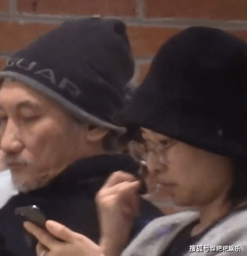 70岁徐克与小30岁女友罕见同框,女方戴婚戒开心灿笑一脸幸福