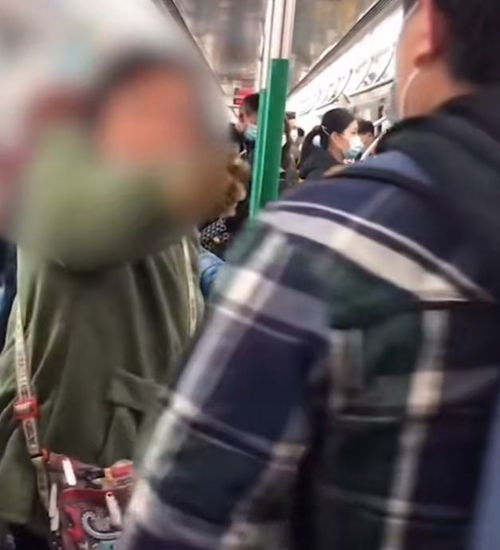 地铁发生争执,男子被大妈踹,大妈表示我倒了是你的责任