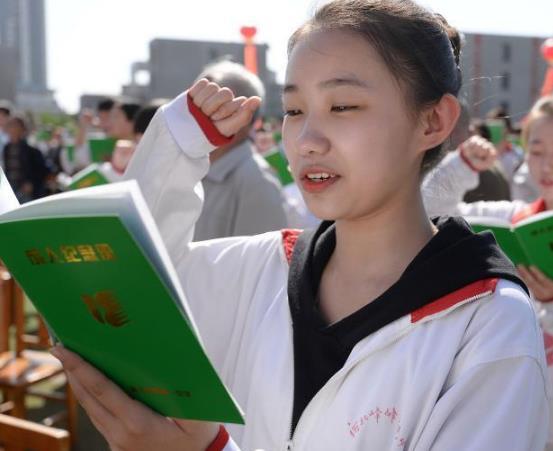 女儿花2.6万读了三本大学,开学看到室友心态崩了我想复读重考