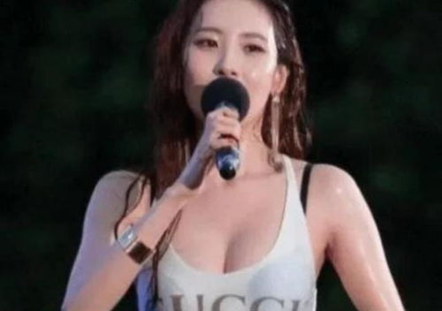 韩国刘亦菲舞台上被粉丝喷水,仍卖力演出,美成出水芙蓉