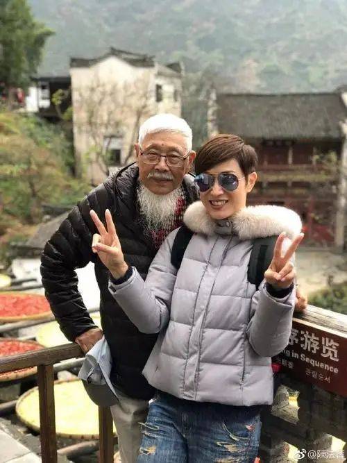 陈法蓉旅游穿羽绒服,还踩了双平底棉靴,终于打扮的像个老年人