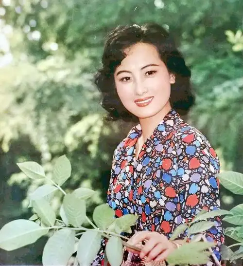 美女程晓英,当年齐名刘晓庆,却当红时息影,如今74岁近照曝光,优雅知性