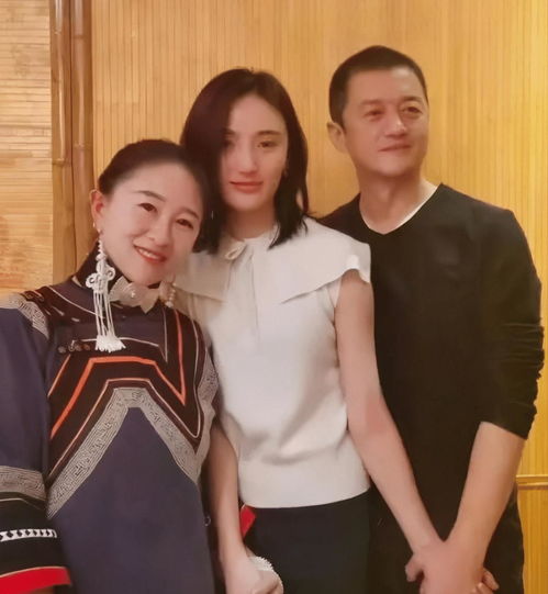 李亚鹏又有新恋情,女方是90后超模,两人十指相扣高调认爱