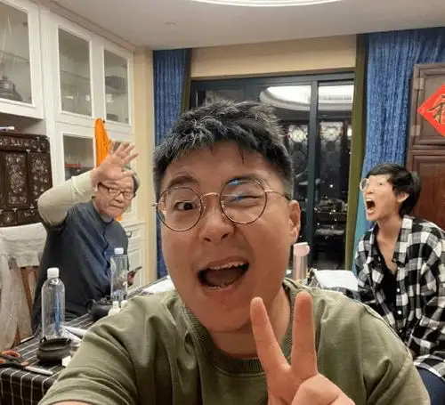 恭喜32岁著名童星宣布结婚老婆竟是网友可惜达叔不在了