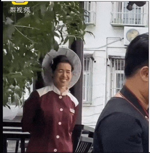 50岁环卫阿姨一夜爆红抖音,万人热议美到骨子里